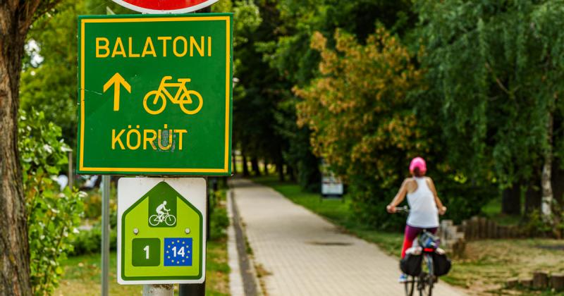 2030-ig tervezik a vasúti infrastruktúra jelentős korszerűsítését, valamint a Balatoni Bringakör revitalizálását is.