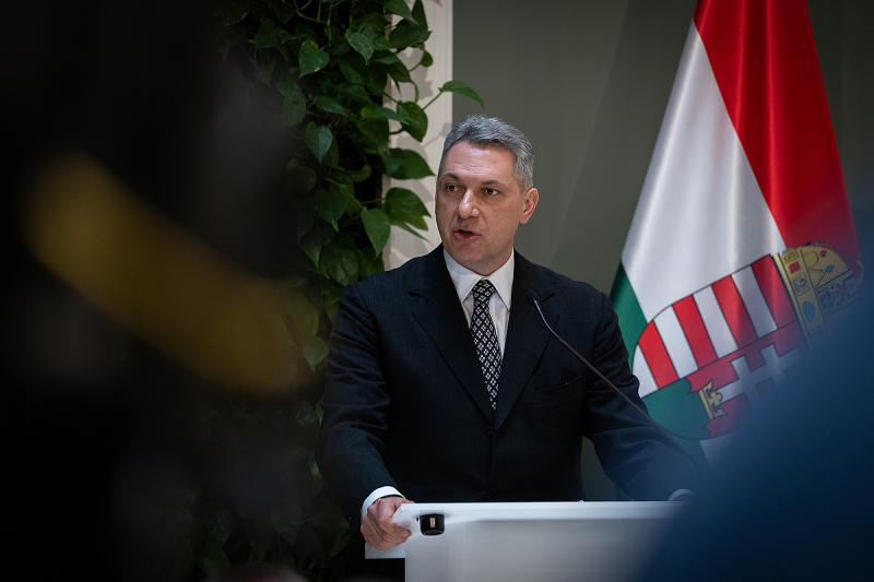 Lázár János tervezi a közutak fejlesztését, és már elárulta, milyen forrásokból kívánja finanszírozni ezt a projektet.