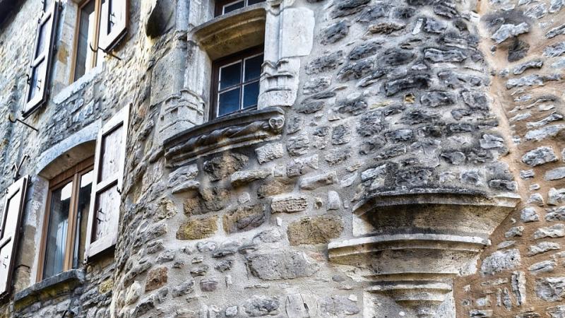 Az Ingatlan.com legújabb jelentése szerint a lakóingatlanok iránti kereslet hatéves csúcsot ért el, ami figyelemre méltó tendenciát jelez a piacon. A vásárlók és bérlők körében tapasztalható növekvő érdeklődés új lehetőségeket teremt, miközben a piaci din