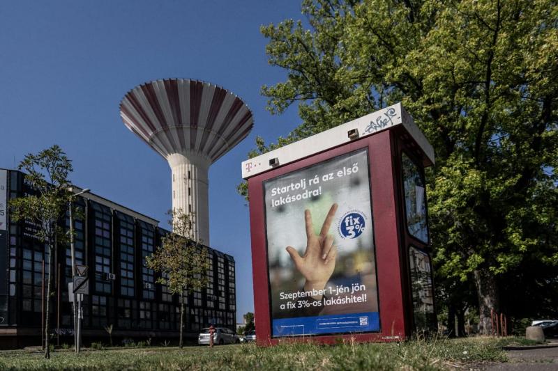Csorba Dániel rámutat, hogy míg az Otthon Start program révén 20 ezer ember számára nyílik meg a lehetőség, addig 600 ezer ember tapasztalja meg a kedvezőtlen következményeket.
