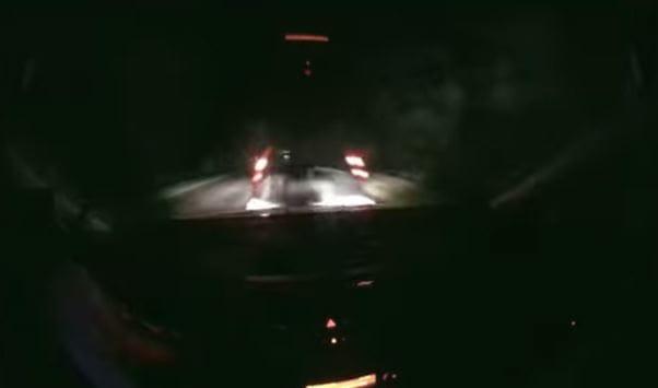 Videó: Cegléd közelében váratlanul elvakította a napfény egy sofőrt, aki így észrevétlenül belerohant egy megállt autóba.