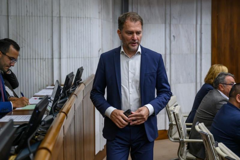 Matovič a hazugság vádjával illette Richtert, mondván, hogy nem volt tudomása arról, miszerint két képviselője támogatni fogja az alkotmánymódosítást.