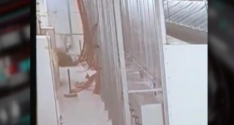 Több ezer volt dolgozót rázott meg egy férfi a gödi Samsung-gyár területén, aki kártérítést követel.