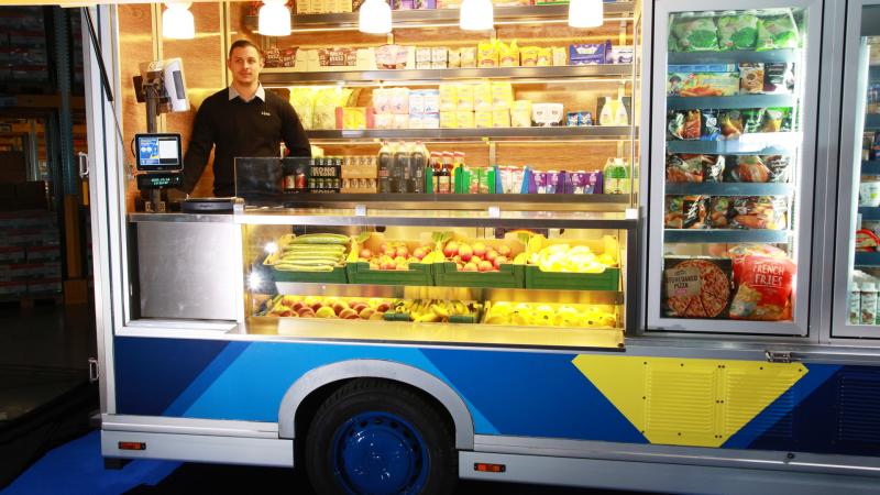 A Lidl új kezdeményezése révén mozgó bolt formájában kínálja termékeit, lehetővé téve a vásárlók számára, hogy kényelmesen, helyben jussanak hozzá a szükséges élelmiszerekhez. Ez az innovatív megoldás nemcsak a vásárlási élményt forradalmasítja, hanem a k