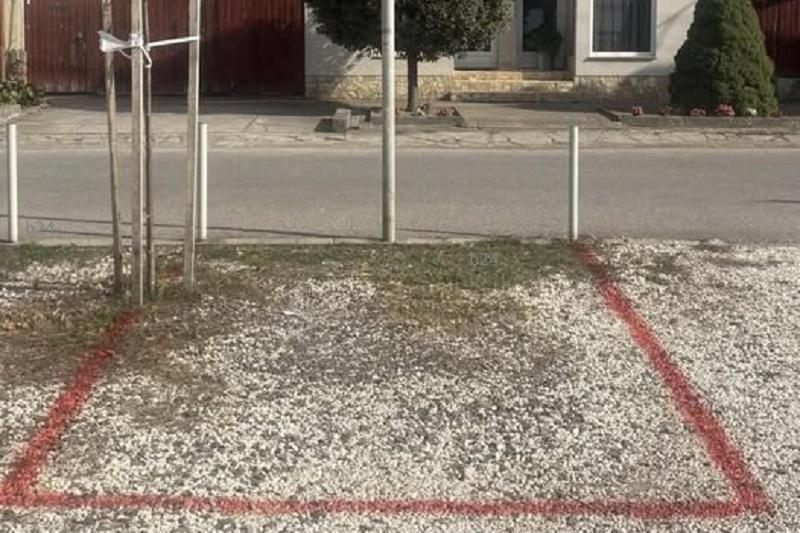 Fideszes projekt: ÍME, hogyan avattak fel egy új parkolóhelyet