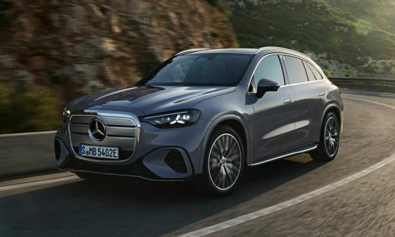 A debreceni BMW-üzemhez képest a hasonló új Mercedes Magyarországon magasabb áron debütál.