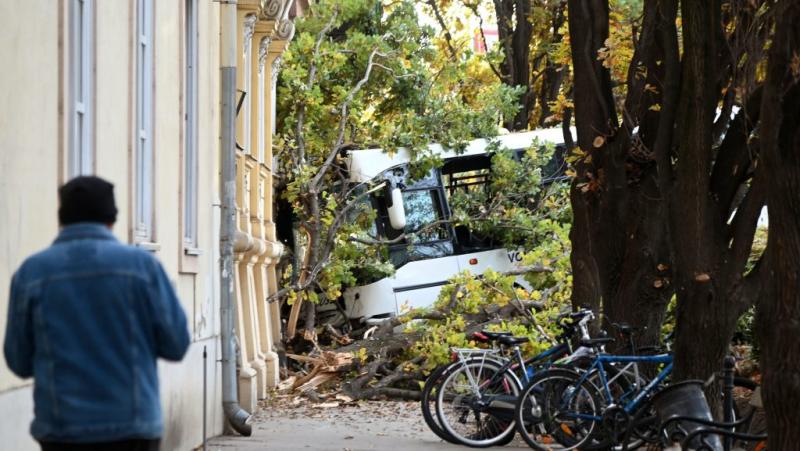 A buszvezető hirtelen rosszulléte következtében valószínűleg a szolnoki gimnázium falának ütközött a jármű.