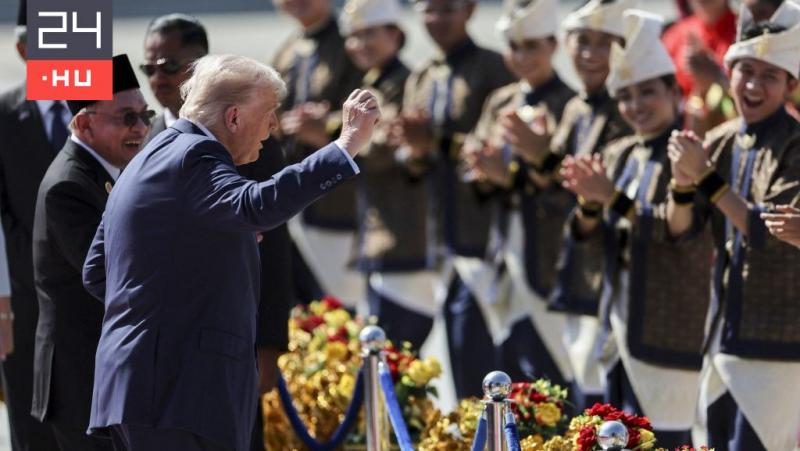 Donald Trump a Kuala Lumpur-i repülőtéren lépett a vörös szőnyegre, ahol táncával igazi show-t varázsolt a nézők elé.