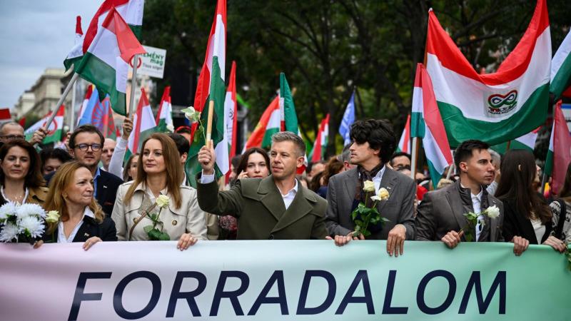 Magyar Péter a Fidesz országjárása során balhékra készül, mivel a Tiszában egyre fokozódik a pánik.