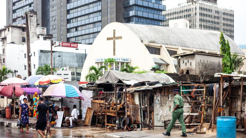 Donald Trump határozott lépésre készül: a katonai erő bevetésével célozza meg a világ egyik legnagyobb népességű országát. A döntése mögött komoly következmények állhatnak, hiszen milliók élete lehet érintett ebben a konfliktusban.