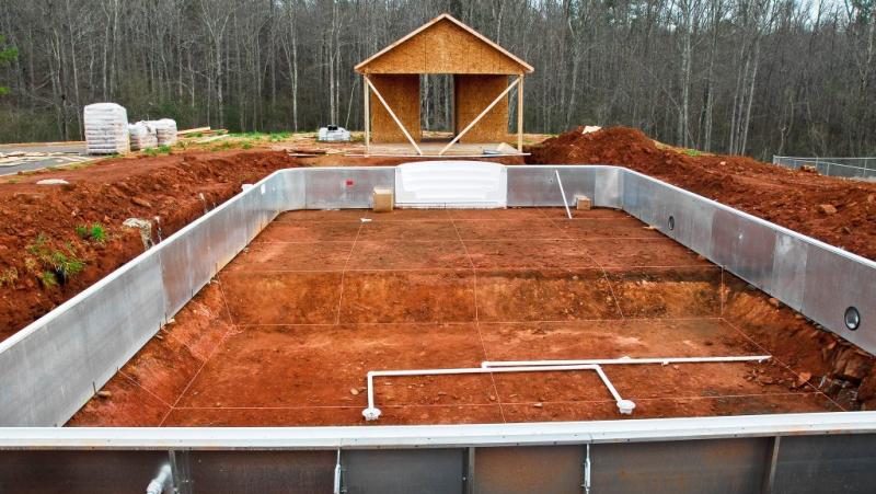 Csupán egy medencét szeretett volna kialakítani a kertjében, ám váratlanul egy lenyűgöző kincsre bukkant.