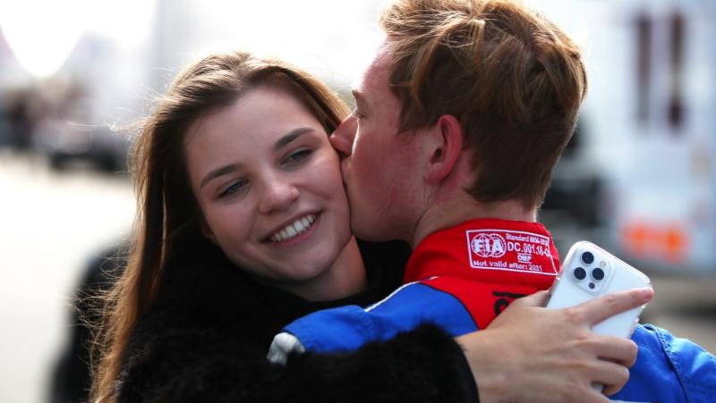 David Schumacher eljegyezte Keszthelyi Vivient, ezzel egy új fejezetet nyitva életükben. Az esemény örömteli izgalommal töltötte el a környezetüket, hiszen a fiatal pár boldogsága mindenki szívét megdobogtatta.