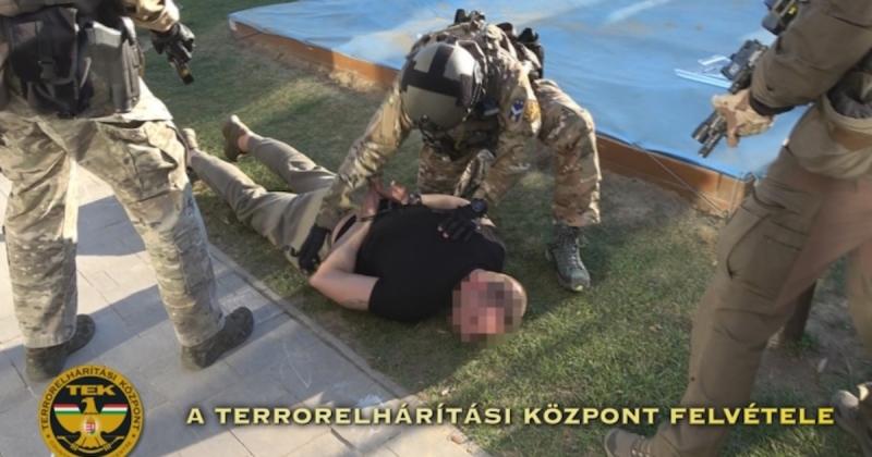 Egy budapesti óvodában történt incidens során egy férfi kést brandolt, majd azonnal leteperték a Terrorelhárítási Központ (TEK) szakemberei. Az eset sokkolta a környék lakóit, akik azonnal értesítették a hatóságokat, amikor észlelték a fenyegetést. A TEK 