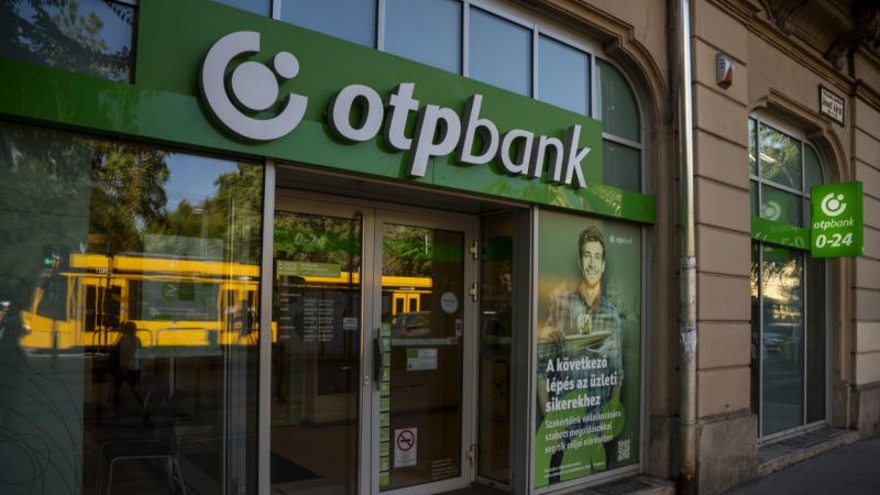 Az OTP új fejezetet nyitott a pénzügyi történelem könyvében: a befektetők örömmel és könnyes szemmel figyelik, hogy milyen magasságokba emelkedik az árfolyam. Milyen határokig terjeszkedik még ez a siker? - Pénzcentrum