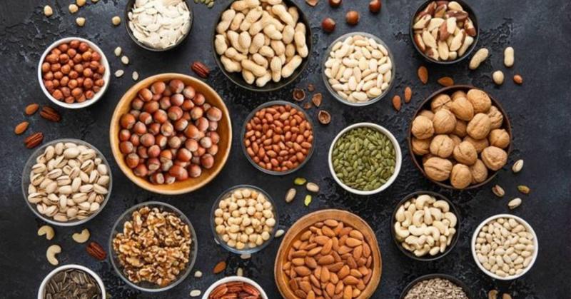 Ha vastagbélgyulladással küzdesz, a magvak fogyasztása különös figyelmet igényel. Az ilyen állapotban a bélflóra érzékeny lehet, és bizonyos ételek, mint például a magvak, irritáló hatásúak lehetnek.
A magvak gazdag tápanyagforrást jelentenek, tele vann