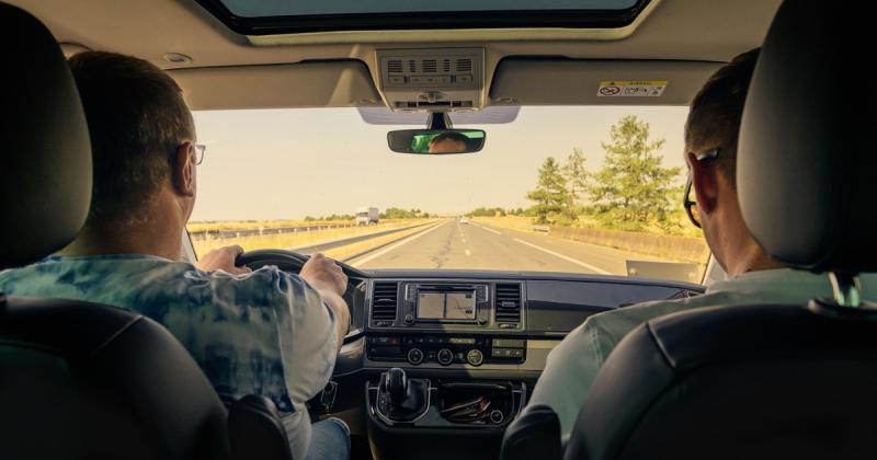 A közlekedés során különösen kockázatos helyzetet teremt az a járművezető, aki percenként 120 leütésnél gyorsabb ritmusú zenét hallgat. Az efféle ütemek könnyen elvonhatják a figyelmet az útról, és növelhetik a balesetek kockázatát.