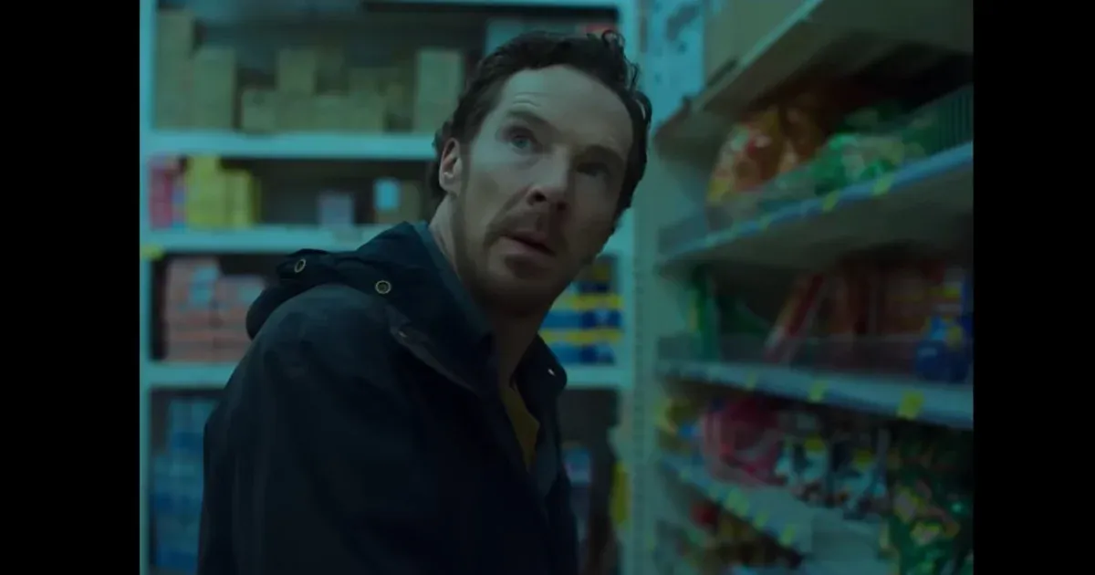 A Sherlock című sorozatban ismert színész legújabb filmjében egy képzeletbeli varjú társaságában indul útnak, hogy felfedezze a gyász feldolgozásának különféle módjait.