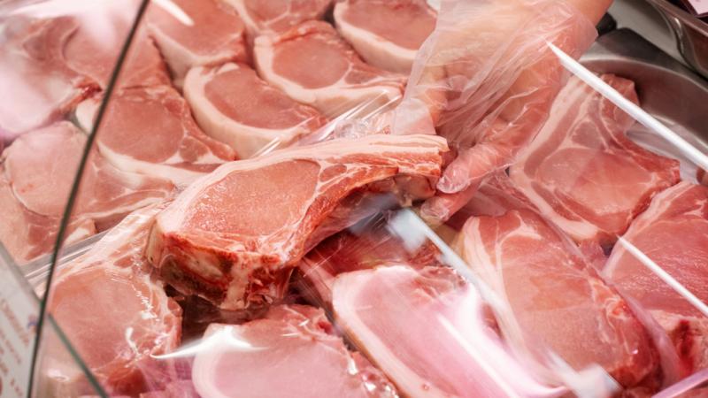 Friss hír! A parlament megszavazta: ezentúl tilos ilyen típusú húst forgalmazni Magyarország területén - Pénzcentrum.